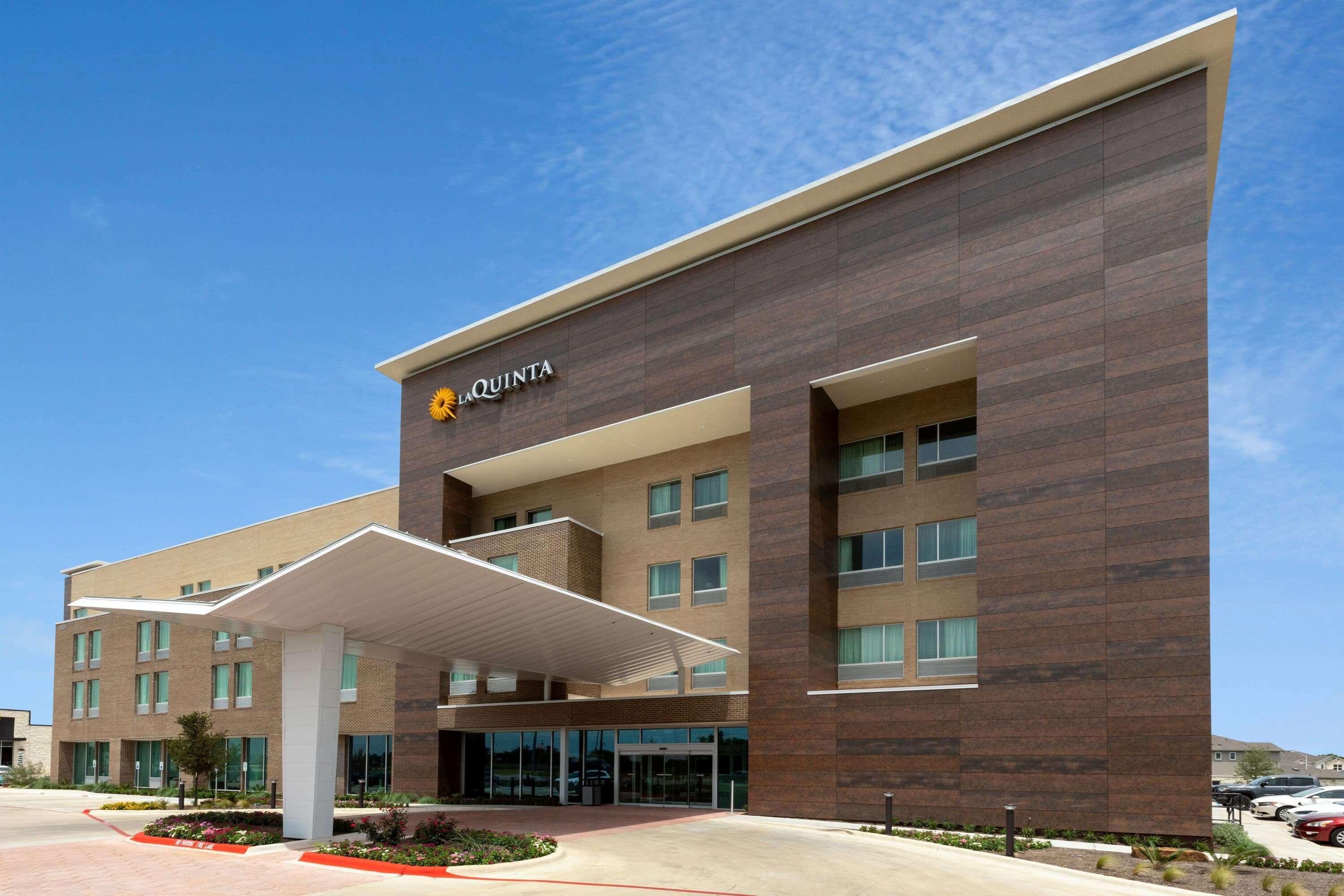 La Quinta Inn & Suites By Wyndham Round Rock Near Kalahari Exterior photo